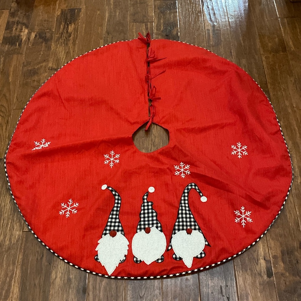 Gnome and Snowflake Bead & Applique Tree Skirt